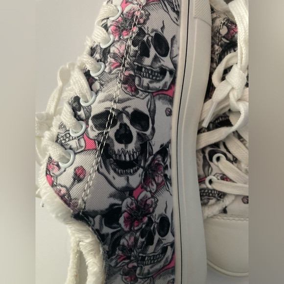 Floral Skull Womens SZ 8 Canvas Sneakers lace up Pink and White - Picture 2 of 11